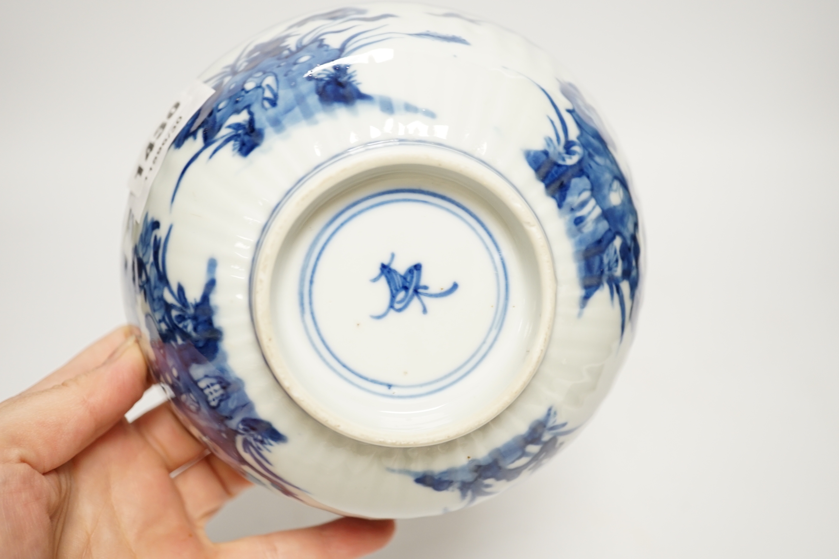 A Chinese Kangxi blue and white bowl, diameter 15cm